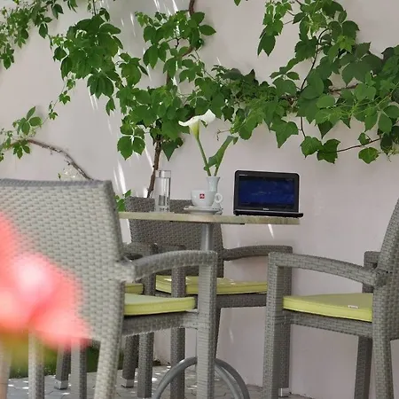 Theranda Boutique 3* Tiran