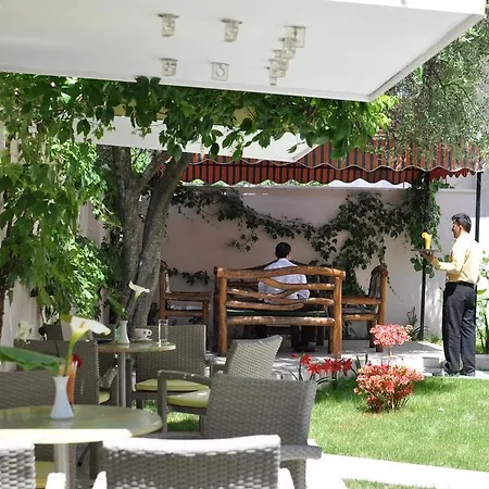 Theranda Boutique 티라나