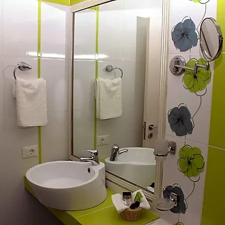 Theranda Boutique Тирана