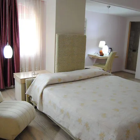 Theranda Boutique 3* Тирана