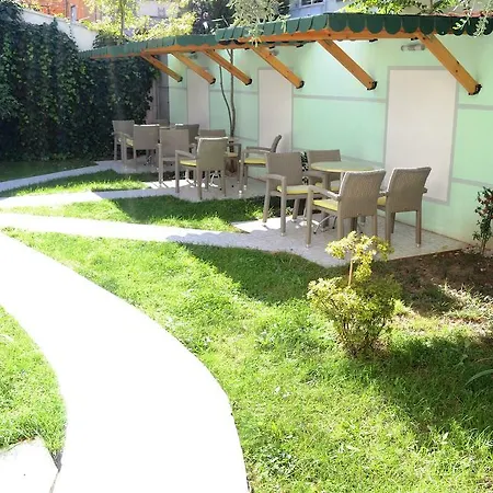Theranda Boutique Тирана